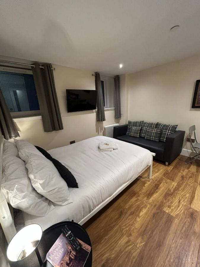 Modern Double Room With Sofa, Edinburgh